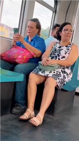 国外地铁上的趣事,男子竟偷看别人手机