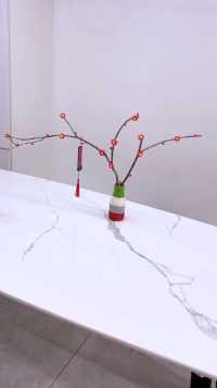 闺女学校校庆祝贺手工花。用枯树枝、粘土和玻璃瓶做个小树摆件，简单好看