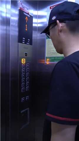 帽子哥深夜做电梯，十二楼按键突然亮了，于是立马跑出电梯，请问为什么？