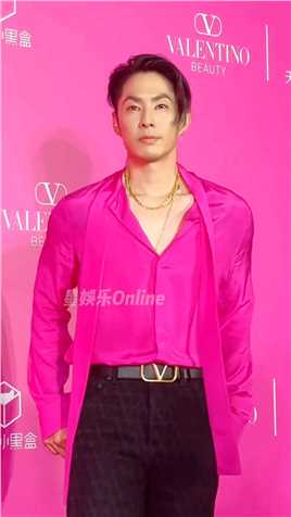 #吴建豪,粉色衬衫造型亮相红毯，锁骨好明显啊。