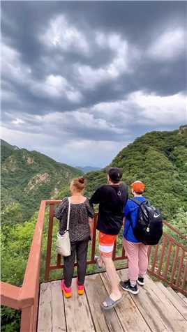 记录妈妈第一次在中国爬山，妈妈说在中国的旅行够她回忆一辈子登上山顶看美景
