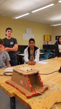 学生们课堂上，自己设计抗震建筑，有趣的课堂小实验