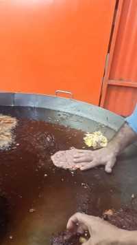 印度街头美食,油炸肉饼,肉泥捏成饼扔进油锅中,太壮观了