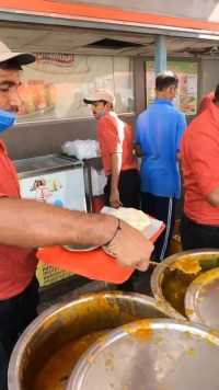 印度早餐店一天卖出50斤土豆,老板耍起杂技吸引顾客,飞碟土豆泥
