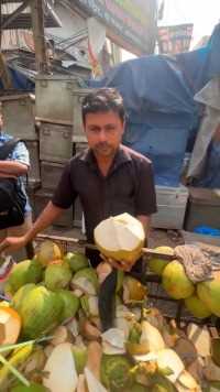 印度三哥表演开椰子,每一刀都意想干净利落,喝完还能吃肉