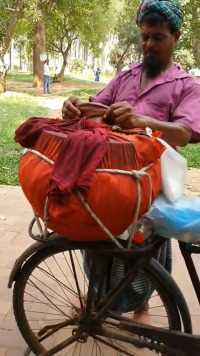 印度老哥卖冰棍攒钱,只为买辆摩托车,5块钱1根,每天收入1000