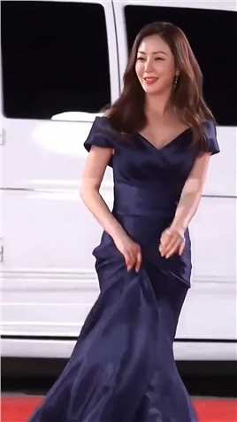 . 韩国国民演员#吴娜拉 与第一美女金喜善撞脸了，她凭借着颜值相似的容貌，走上热搜，不得不服韩国整容技术是真厉害。