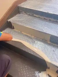 饭店老旧钢板楼梯不防滑有异响：铺装PVC整体踏步施工方法及效果图，安排。#楼梯踏步 #楼梯踏步效果图#创作灵感