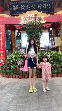 今天还逛街买了比基尼亲子装，下个视频拍给你们看.可性感了