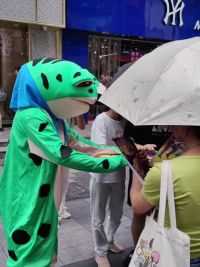 顶着高温，长沙街头大鹏穿青蛙服宣传热烈！太拼了～ #电影热烈 #大鹏董成鹏 #王一博 #我镜头里的长沙街头
