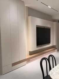 电视柜加个这么点点点原木色可以让整个客厅看起来更温馨。   