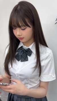 方圆脸女生必看的长发层次发型！刘海！||方圆脸长发女生必剪的层次感发型
少女感发型 搭配空气感觉法式刘海真的很修身脸型啊！
发尾轻盈 不厚重扁塌轻盈感十足 这个夏天就不要在顶着一头厚重的头发了 放在后背就是背影杀手v形的感觉当下最火的层次感发型！空气刘海 八字刘海结合 可以达到修饰脸型轮廓 减龄 温柔 可爱！#显白的发色#发型设计 #八字刘海