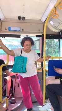 公交车上该不该给老人让座？# 
