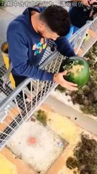 男人将一个西瓜从万米高空扔下，让路边的群众白捡一个西瓜
