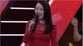 林依轮跳“霹雳舞”，杨钰莹在旁暖心伴唱，网友：太甜了