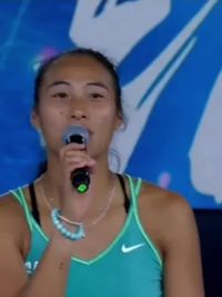 “郑钦文：救救我，救救我，谁得冠军还要唱歌啊”#郑钦文唱经济舱 #郑州网球公开赛 #比赛现场 #郑钦文首个WTA500夺冠