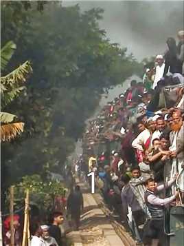 孟加拉国的玩命火车，车厢车顶挂满人头，司机进站随机撞死几人 (1)