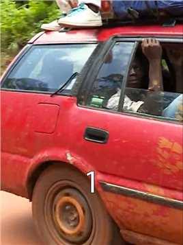 喀麦隆的疯狂出租车，一辆报废车能挤15个人，司机开车纯凭感觉 (1)
