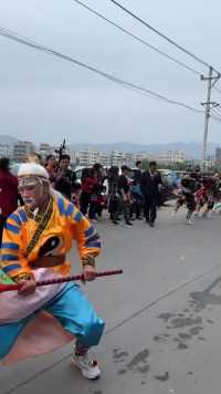 来潮汕总要看一次属于中国人的舞蹈，潮汕炸街表演传统“英歌舞”，网友：满屏都压迫感。这样帅了