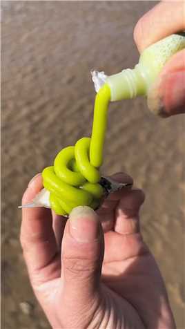带着一家子来到海边玩耍，意外遇到了一只螃蟹居然被儿子给夹了！哈哈哈哈哈～ #觅食 #赶海 #户外.