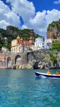 菲海岸（Amalfi,Italy)，阿马尔菲海岸以其崎岖的地形，50公里狭长的海岸线和城镇的独特及多样性被联合国教科文组织列为世界遗产，是欧洲最适合情侣去的蜜月圣地#旅行大玩家#治愈系风景#意大利#感受大自然的气息和美景#阿马尔菲