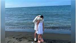 汪小菲带儿女去海边玩耍，抱住小玥儿亲吻脸颊，直言感觉像一场梦