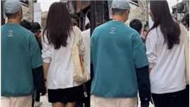 孙红雷夫妇游乌镇，小15岁老婆背帆布包出街，夫妻俩牵手好恩爱