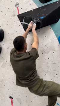 西奥·里沃利耶带你学习指洞换手动作，超强的指力和准确性，快、狠、准的动作要求发挥到了极致，你学废了吗？
#攀岩 #指洞换手 #西奥·里沃利耶