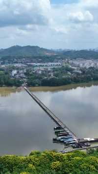 这里就是迄今为止还在走的古浮桥，由100多只小舟以缆绳相连而成，至今有近千年的历史，他就是惠民桥！
