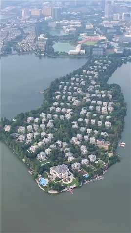 湖北武汉长岛别墅群，地处三面环水，里面住的不是明星就是大腕，连黄晓明也是这业主，这有多少人的梦想！

