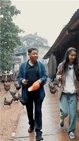三德子赵亮在汶川地震灾后重建中选择回到家乡养鸡，坚持养鸡13年的他已经带动周边33个村的村民脱贫致富，其中有138户是残疾人，他用行动引领娱乐圈正能量