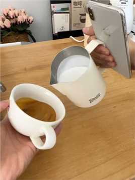 拉花缸视角制作的咖啡拉花…
