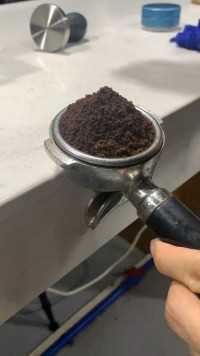 大粉量压咖啡粉，油脂更浓郁