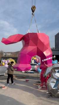 大型不锈钢网红熊几何雕塑，广告发光字定制