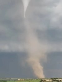 无人机镜头下的龙卷风，在美德州佩里顿留下毁灭之路。#环球猎奇