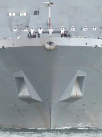 在普利茅斯偶遇美两栖登陆舰LPD-19“梅萨维德”号，看起来规模不小。#军迷发烧友
