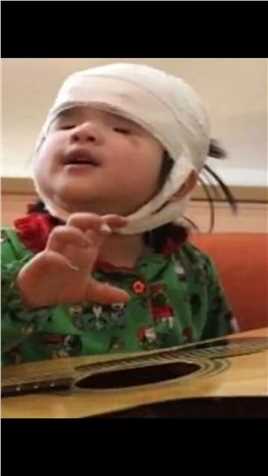 中国女孩天生眼盲遭父母遗弃，被外国家庭收养后因为唱歌走红网络#天生眼盲 (3)