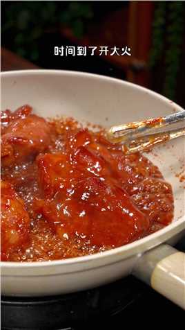 您一定没想到，在广东人人爱吃的蜜汁叉烧原来这么简单，只要家里有口锅就能做，比烧腊店的还好吃。叉烧