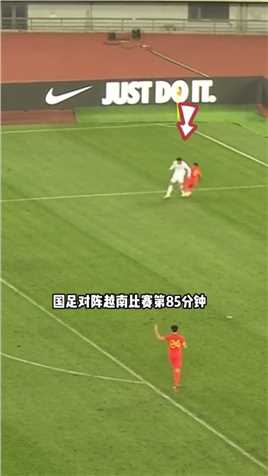 爆发冲突！在落后的情况下，越南球员隐蔽地肘击蒋光太