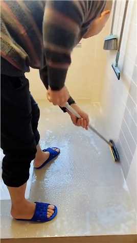  卫生间备一个这样的地缝刷，可以一面刷一面刮干，V型的刷头边角缝隙都可以轻松刷干净
