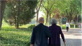 一牵手就是一辈子，两个白发苍苍的老人拄着拐杖，相互搀扶行走在路上，老一辈的爱情平平淡淡，却让人莫名感动...... 