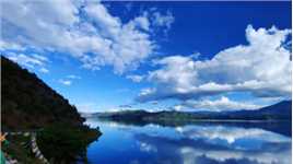 在大大小小的高原湖泊中，泸沽湖是独一无二的，湖水清澈，山水云天宛如一幅巨大的画卷在这天地间展开，让人流连忘返