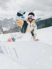 滑雪怎么摆拍既简单又帅？学会这几个动作到哪都能拍！#滑雪 #单板滑雪 #滑雪的100种玩法
