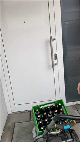 要去奥地利邻居家蹭饭，我老公拉了一箱啤酒当见面礼，他做了红酒烩青口贝，芝士焗土豆，好丰盛(欧德生活号)#海外生活vlog#记录真实生活