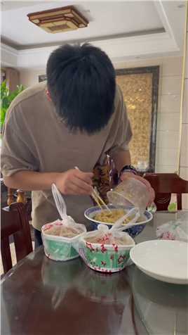 河南回来到家第一天，他爸做了_米饭炒菜他不要，非得顶着41度的高温去买面条吃，用姥爷买来的碗吃面条满足感爆棚____
