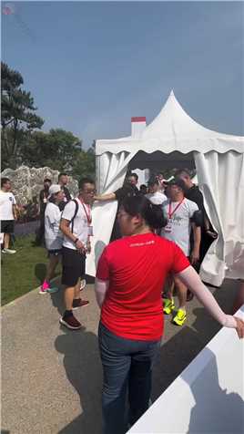周润发现身北京，参加“父亲节亲子跑”活动，在近40度的高温下，68岁的发哥跑完了五公里，这体力真的很不错