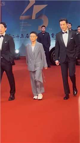 胡歌出席上海电影节闭幕式红毯，官宣结婚生子后的他更加努力工作，为了给妻儿一个幸福的家庭，一个从无绯闻