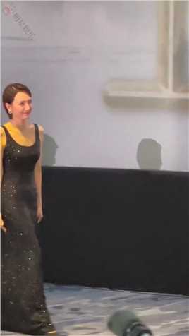 袁泉在生日当天为新电影“封神”宣传，每次出席活动她总是穿着简单大气让人眼前一亮，这才是优雅知性的女神祝她生日快乐