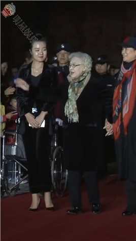 98岁的秦怡踏上红毯，这精神状态真好从影81年在圈中人人敬佩，为照顾患病儿子40年不离不弃，好母亲