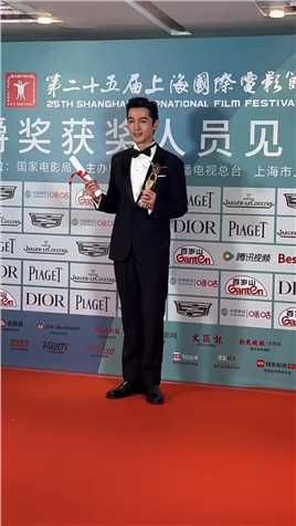 胡歌获上海电影节最佳男主角，获奖后台面对记者十分高兴，结婚生子后他明显成熟了很多，这或许就是就是送给妻儿最好的礼物吧